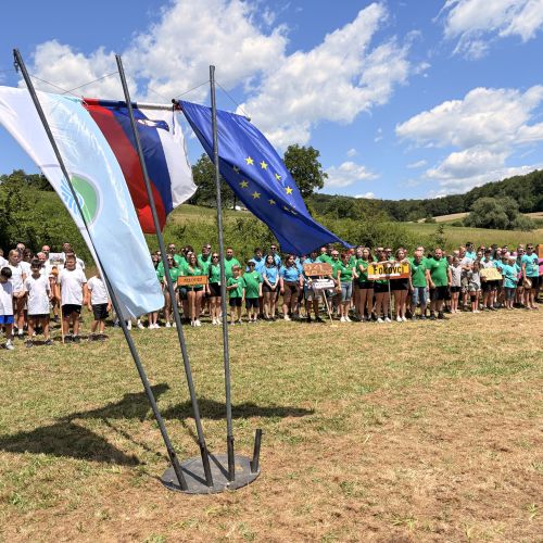 Kdo je močnejši, hitrejši in spretnejši? Vaške igre v Lončarovcih privabile 18 ekip