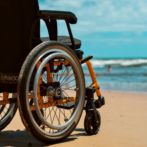 Invalidi še vedno čakajo na dostopnost - včasih gre le za nekaj stopnic