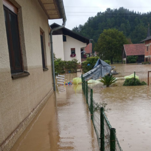 Po dveh letih od poplav upokojenka še vedno brez doma, za družino Irmančnik pa zbirajo donacije