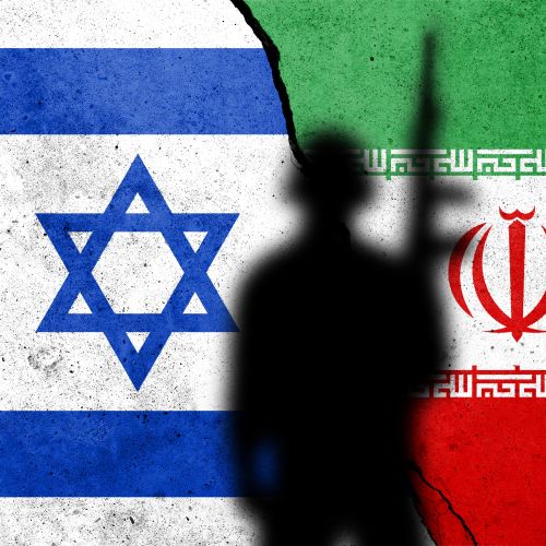 Iran napadel Izrael, ta vrača udarec. Kako bo odgovoril Trump?