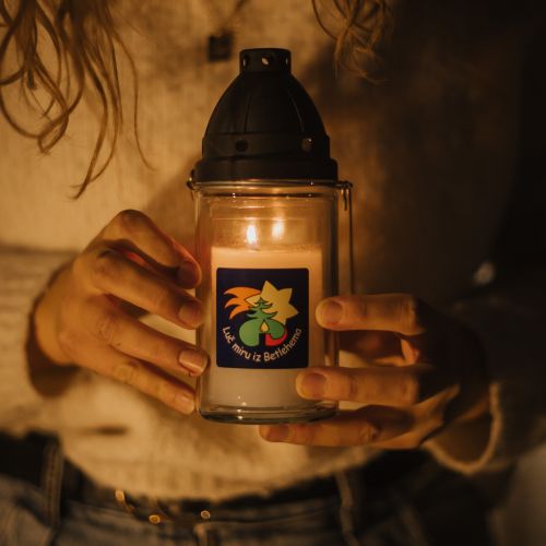 Slovenski skavti prinašajo Luč miru iz Betlehema