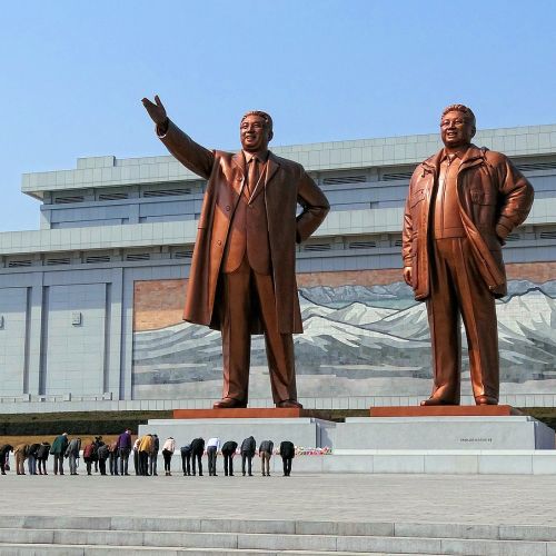 Mansudae-Monument-Bow-2014.jpg