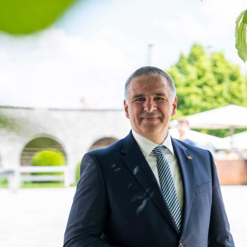 Država mora zagotoviti, da se noben del prebivalstva ne počuti zapuščenega ali brez zaščite