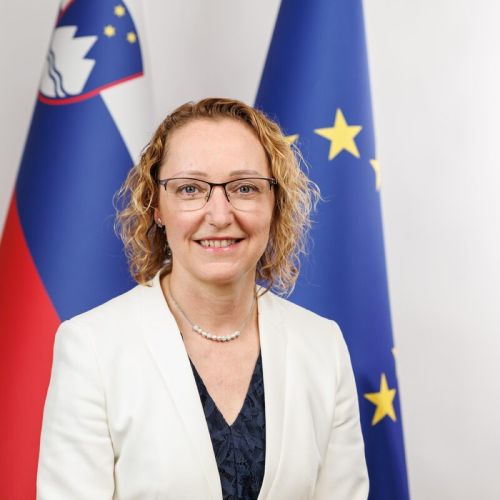 Z materjo na govorilne ure prihaja otrok, da ji prevaja iz slovenščine