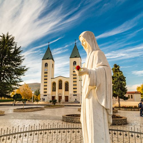 Od Medžugorja do Francije: po Evropi narašča število napadov na cerkve in krščanska znamenja