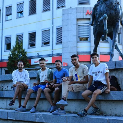 Denar za dolgotrajno oskrbo – migrantov, humanitarna skladišča pa prazna