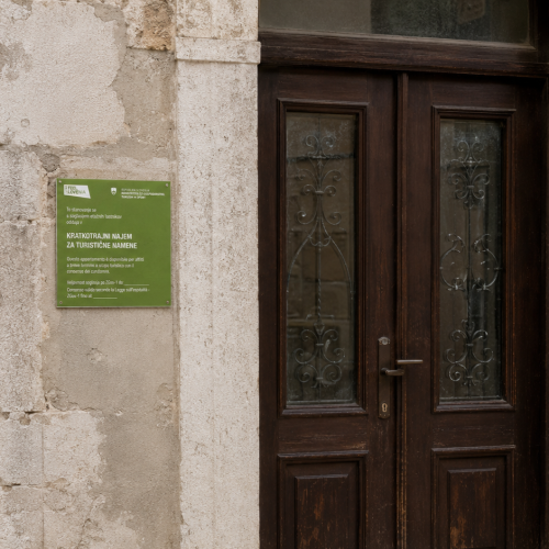 Po mnenju ministrstva nalepke niso sporne, sobodajalci opozarjajo na večstomilijonsko škodo