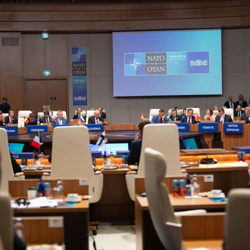 Ali bi Golob s svojo kreativno obrambno strategijo lahko prepričal Nato? Rutte je svoje že povedal