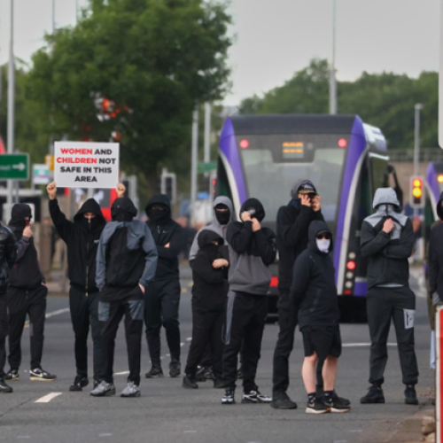 Nasilni proti-migrantski protesti v Belfastu in Dublinu so posledica političnih elit v slonokoščenih stolpih in ideologije prebujenja