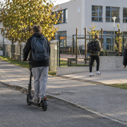 Policija poroča o lažji poškodbi, otroku pa so morali šivati rano na zatilju
