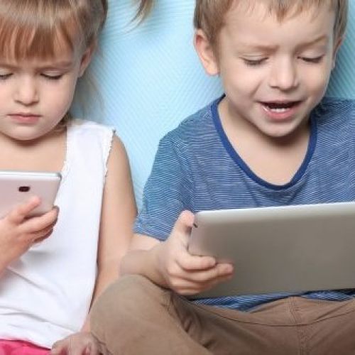 pametni-telefon-otroci.jpg