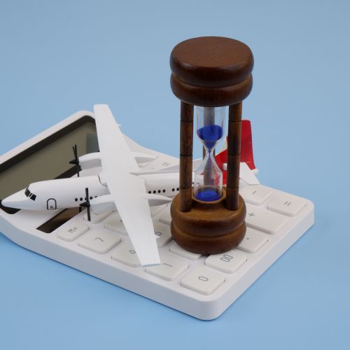 Peščena ura na EU nebu: Bo Brnik obstal, ko Evropi poide kerozin?