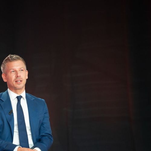 Pol leta po Orbánu: kaj Magyar ruši in kaj ohranja
