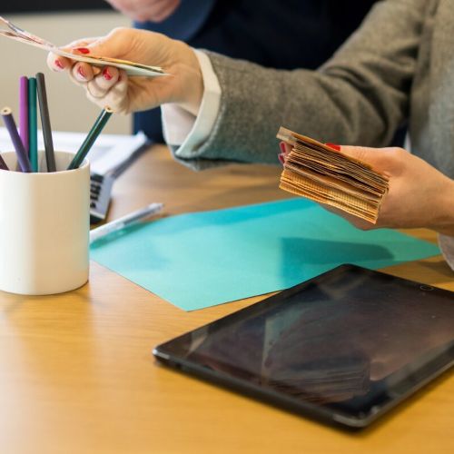 Masa plač v javnem sektorju se približuje 10 milijardam