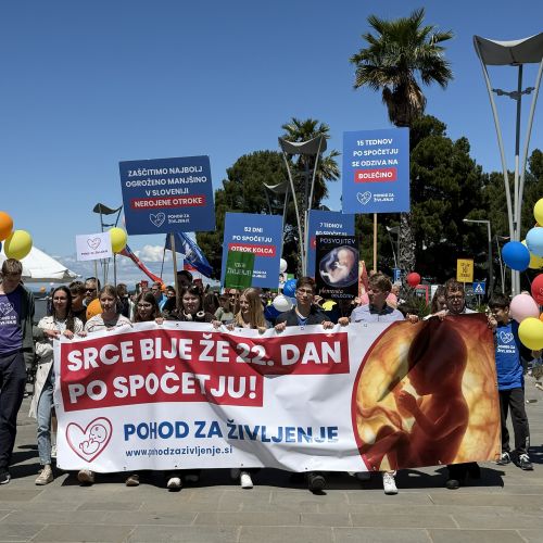 Več sto ljudi v Kopru za zaščito nerojenih otrok, nasprotniki so jih zmerjali