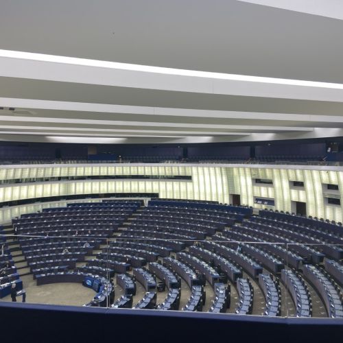prazna_dvorana_evropski_parlament.jpg