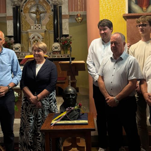 Cerkvi sv. Jožefa v Soči podarili kip duhovnika in domoljuba Jakoba Aljaža