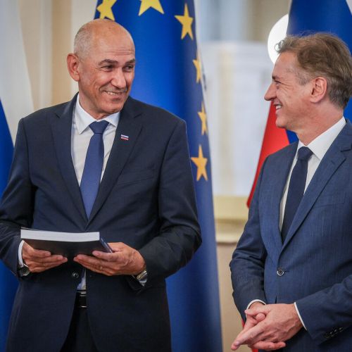 Premier Janša toži svojega predhodnika: Kje se skriva dokaz, da si je Golob obtožbo o veleizdaji preprosto izmislil?