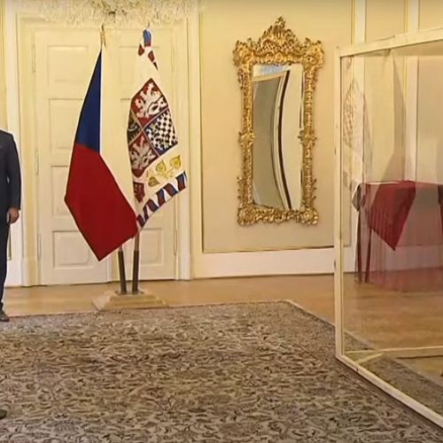 prisega_za_steklom_ceska_fiala_zeman.jpg