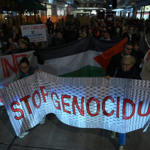 Poslanci z deklaracijo, ki teroriste Hamasa obsoja, Izrael pa poziva k ravnanju po mednarodnem pravu. Ulični protestniki problem vidijo le v Izraelu