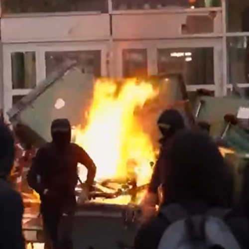 Napadena Francija: požari, spopadi s policijo in uničevanje javnih ustanov