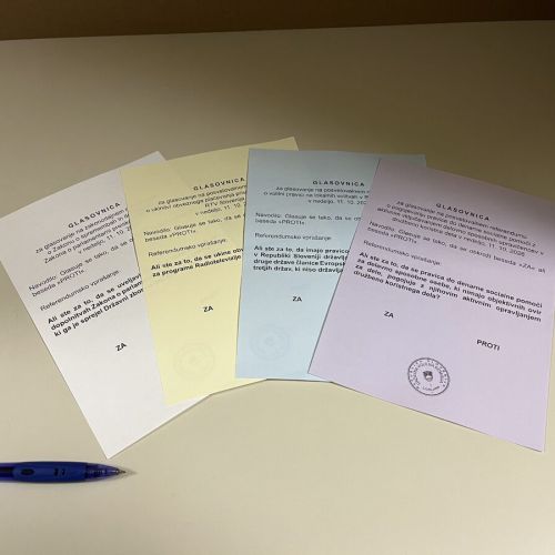 Prvi delni izidi kažejo na podporo predlogom koalicije