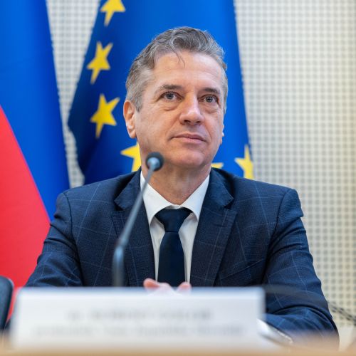 Na tankem ledu