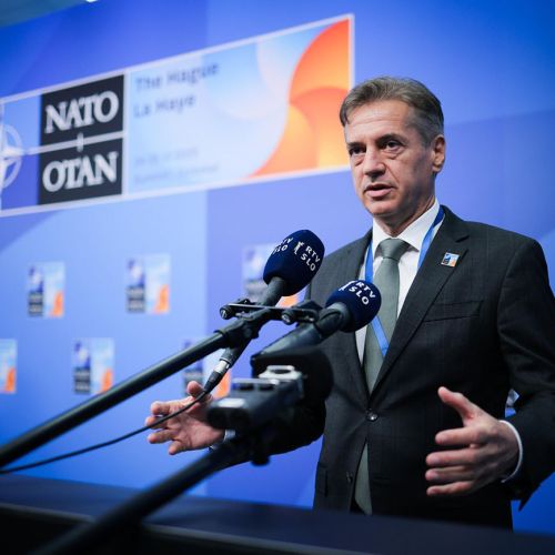 Kredibilnost nekega predsednika vlade - v posmeh doma in v svetu