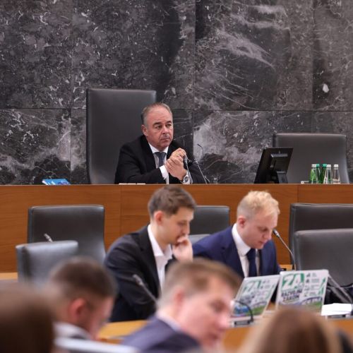 Razvojni zakon znova razdelil poslance, v razpravi celo namigovanja na Hitlerja