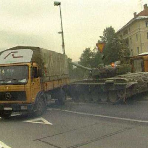 Tank01vojna_za_slo_barikade.jpg