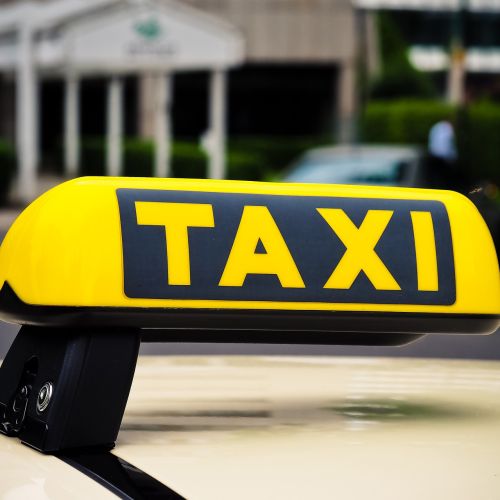 taxi-3504010_1920.jpg