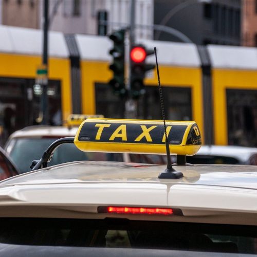 taxi-g7de888e38_1280.jpg