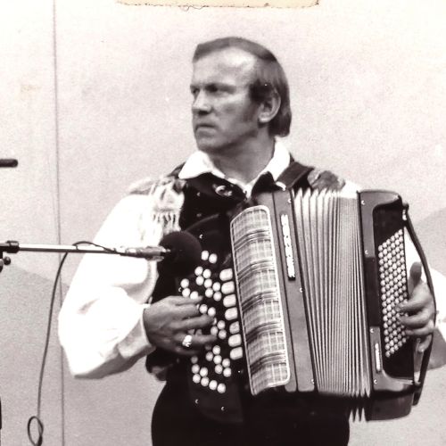 Narodno-zabavno: Veseli Tona s kromatično harmoniko