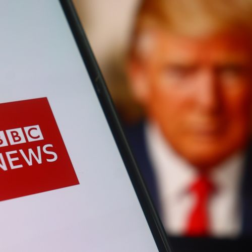 BBC priznal manipulacijo s Trumpovim govorom, predsednik ZDA napovedal tožbo. Kaj pa naši mediji?