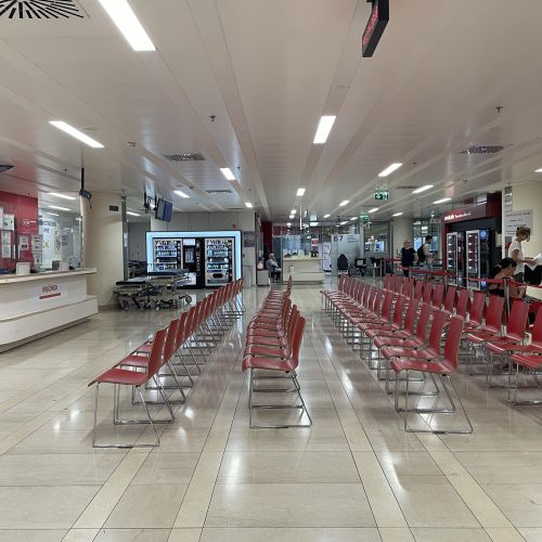 Ljudje trpijo v bolečinah, mnogi so higiensko neoskrbljeni, žejni, lačni in prestrašeni