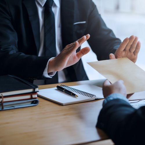 Delodajalci so zahtevali, da se zakonodajni postopek ustavi