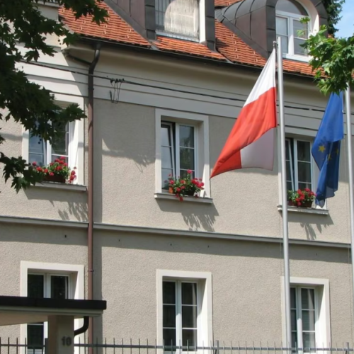 Poljski diplomat po padcu s tretjega nadstropja konzularne stavbe v Ljubljani v kritičnem stanju