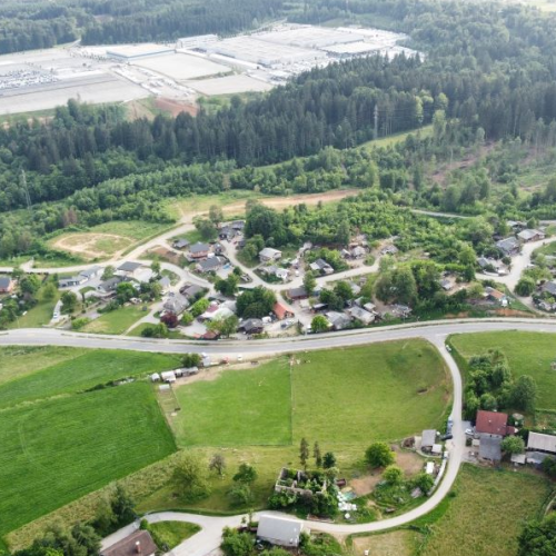 v romskem naselju kamenjali komunalne delavce