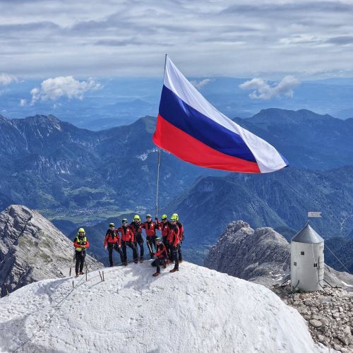 Po 35 letih na slovenskem očaku spet zaplapolala slovenska zastava