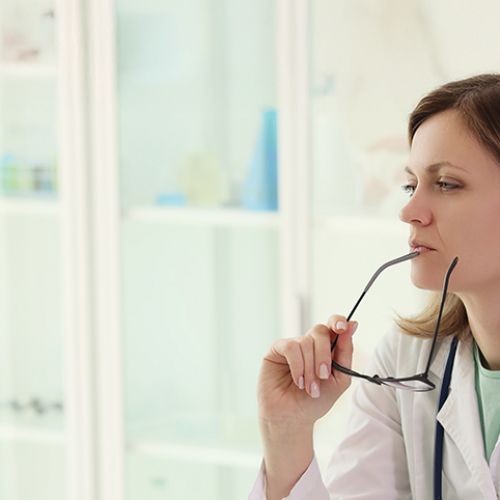 Zlorabe bolniških: namesto sistemskih rešitev ponujajo nov birokratski eksperiment