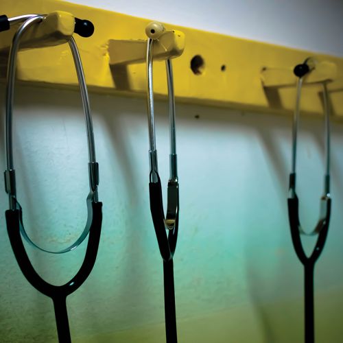 Po vladni »revoluciji« v zdravstvu bodo kratko potegnili bolniki