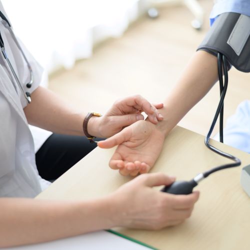 Varčevanje na koncu mandata: rezanje stroškov in omejene širitve