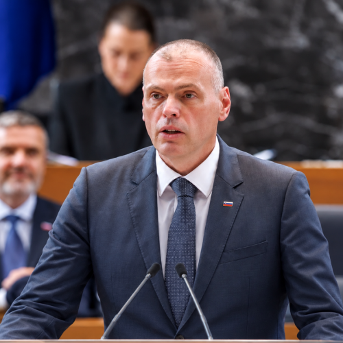 Koalicija obljublja učinkovitejši pregon korupcije, opozicija opozarja na politični vpliv